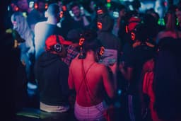 silentdiscohuren.nl | silent disco set 10 - silent disco box compleet: 10x koptelefoon (K9 RBG LED), laderset (LS9) en zender (Z4) - SDs10 — thumbnail 5