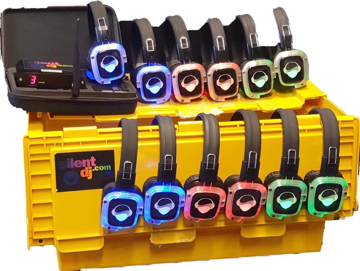 silentdiscohuren.nl | silent disco set 10 - silent disco box compleet: 10x koptelefoon (K9 RBG LED), laderset (LS9) en zender (Z4) - SDs10 — afbeelding 1