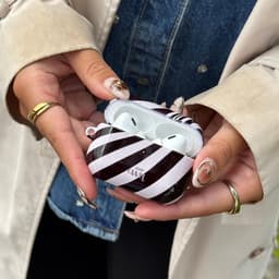 xoxo Wildhearts hoesje geschikt voor AirPods 1 & 2 - Optical Illusion - Ook als telefoonhoesje verkrijgbaar - schokbestendige case - koptelefoonhoes - Beschermhoes met met golvende print - golven - zwart / beige — thumbnail 2