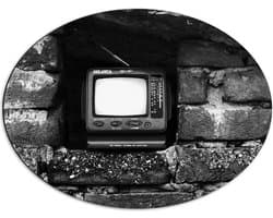 Dibond Ovaal - Ouderwetse Televisie in de Muur (Zwart-wit) - 68x51 cm Foto op Ovaal (Met Ophangsysteem)