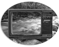 PVC Schuimplaat Ovaal - Oude Vintage Televisie met Doorkijk op Rivier (Zwart-wit) - 56x42 cm Foto op Ovaal (Met Ophangsysteem)