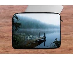 Laptophoes 13 inch - Natuur - Meer - Bos - Mist - Laptop sleeve - Binnenmaat 32x22,5 cm - Zwarte achterkant