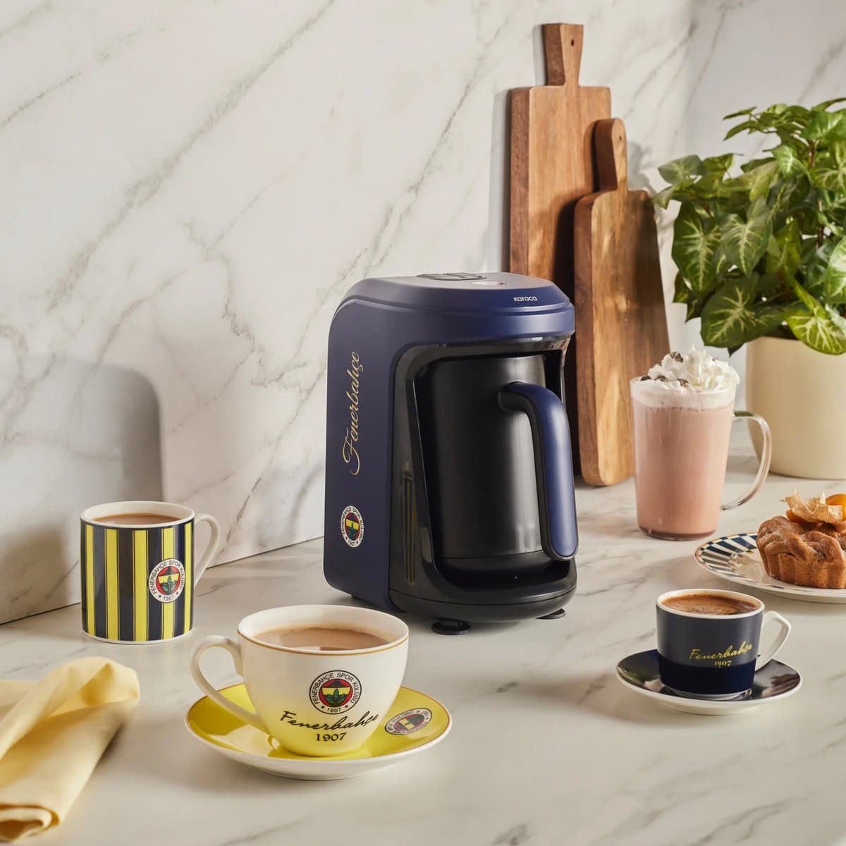 Karaca x Fenerbahçe Gelicentieerde Hatır Hüps Turkse Koffiemachine met Melkfunctie en Clublied — afbeelding 1
