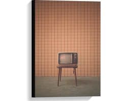 Canvas  - Oude Televisie op Krukje voor Oranje Muur - 40x60cm Foto op Canvas Schilderij (Wanddecoratie op Canvas)