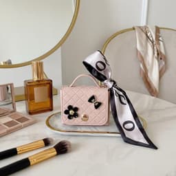 Roze hoesje voor oordopjes dames met strik en decoratieve details geschikt voor AirPods Pro 2 kunstleer hardcase met ring en lint — thumbnail 2