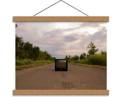 Schoolplaat – Oude Televisie op de Weg  - 40x30cm Foto op Textielposter (Wanddecoratie op Schoolplaat)