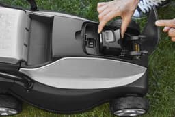 Accugrasmaaier 30 cm met 20V Lithium-Ion Accu en 30 Liter Opvangbak — thumbnail 5