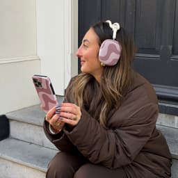 xoxo Wildhearts hoesje geschikt voor AirPods Max (2) - Ride With Me Brown - Ook als telefoonhoesje verkrijgbaar - schokbestendige case - koptelefoonhoes - Beschermhoes met met golvende print - golven - beige / bruin — thumbnail 3