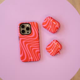 xoxo Wildhearts hoesje geschikt voor AirPods Pro 2 - Berry Much - Matte - Ook als telefoonhoesje verkrijgbaar - schokbestendige case - koptelefoon hoesje - Mat - Beschermhoes met golvende print - golven - Rood - Roze — thumbnail 4