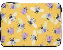 Laptophoes 14 inch - Insecten - Patroon - Geel - Paars - Kleurrijk - Laptop sleeve - Binnenmaat 33x23 cm - Zwarte achterkant