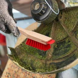 Grasmaaier Dekreiniger - Maaidekborstel Schraper - Grasmaaier Onderhoud - Ergonomische Handgreep - 40.5 cm - Houten Handvat — thumbnail 5
