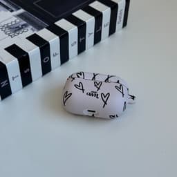 xoxo Wildhearts hoesje geschikt voor AirPods 1 / 2 - All Yours - Matte - Ook als telefoonhoesje verkrijgbaar - schokbestendige case - koptelefoon hoesje - Mat - Beschermhoes met hartjesprint - hartjes - Beige - Zwart — thumbnail 3
