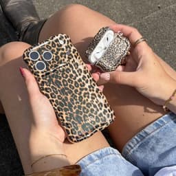 xoxo Wildhearts hoesje geschikt voor AirPods Pro - Wild Soul - Ook als telefoonhoesje verkrijgbaar - Schokbestendige wavy case - Koptelefoonhoesje - Beschermhoes met golvend design - Luipaard print — thumbnail 2