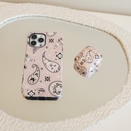 xoxo Wildhearts hoesje geschikt voor Airpods 1/2 - Paisley Dawn Nude - Ook als telefoonhoesje verkrijgbaar - schokbestendige case geschikt voor Airpod 1 en 2 - koptelefoon case - Hartjes patroon case bloemen - beige / crème — thumbnail 2