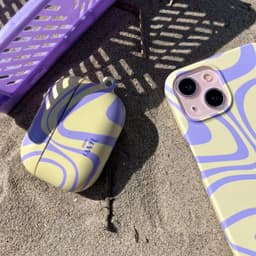 xoxo Wildhearts hoesje geschikt voor Airpods Pro 1 / Pro 2 - Sunny Side Up - Ook als telefoonhoesje verkrijgbaar - schokbestendige case geschikt voor Airpod Pro (2) - koptelefoon case - Beschermhoes met golvende print - golven - geel / paars — thumbnail 5