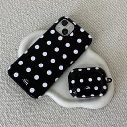 xoxo Wildhearts hoesje geschikt voor AirPods 5 - Polka Dots (Zwart) - Ook als telefoonhoesje verkrijgbaar - schokbestendige case - koptelefoonhoesje - Beschermhoes met stippenpatroon - Zwart met witte stippen — thumbnail 2
