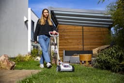 Accu Grasmaaier - Handmaaier Mulchmaaier - Kleine gazons maaien - Borstelloze motor - 21 cm maaibreedte - Grijs rood — thumbnail 4