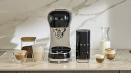 SMEG ECF12BLEU Espressomachine Set met Melkopschuimer - 15 Bar - Thermoblock - Geschikt voor Gemalen Koffie & E.S.E. Pads - '50s Style - Zwart — thumbnail 4