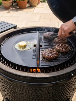 Keij Kamado Halve Maan Grillplaat / Plancha Large - Geëmailleerd Gietijzer - 2-zijdig - 46.5 cm - voor 21 inch Kamado's - Universeel — thumbnail 2