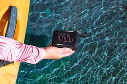 JBL Go 5 - Draadloze Bluetooth Mini Speaker – Voor Onderweg en Thuis – Sfeerverlichting - Draadloos Muziek Box – Boxje - 10 uur - IP68 - Waterdicht - Zwart — thumbnail 4