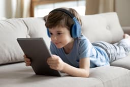 PowerLocus P1 Kids Kinder Koptelefoon Draadloos - Koptelefoon voor kinderen - Veilig volume van 85 dB - Bluetooth Hoofdtelefoon - Met microfoon - incl. Premium Case - Blauw/Zwart — thumbnail 8