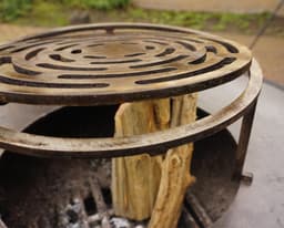 WELDED BARREL 800 Barbecue Vuurschaal - bbq cortenstaal - houtgestookt - standaard met wielen, aslade, stookrooster - regelbare luchttoevoer onder in vuurschaal waardoor veel minder last van rook — thumbnail 4
