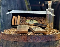 The Barrel BBQ Bottle (Box) / Cadeauverpakking /  Limited Edition / Houtsnippers / Whisky Chunks / Sinterklaas / Kerst / Barbecue / Rookhout — thumbnail 1