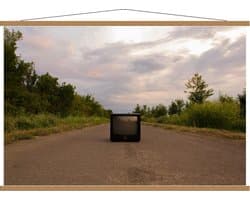 Schoolplaat – Oude Televisie op de Weg  - 120x80cm Foto op Textielposter (Wanddecoratie op Schoolplaat)