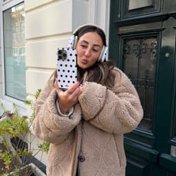 xoxo Wildhearts hoesje geschikt voor AirPods Max (2) - Polka Dots (Wit) - Ook als telefoonhoesje verkrijgbaar - schokbestendige case - koptelefoonhoesje - Beschermhoes met stippenpatroon - Wit met zwart stippen — thumbnail 2