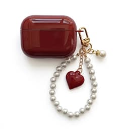 Wijnrood glanzend hoesje voor oordopjes dames met parel polsband en hart hanger geschikt voor AirPods Pro 2 hardcase met goudkleurige clip — thumbnail 1