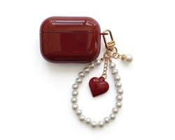 Wijnrood glanzend hoesje voor oordopjes dames met parel polsband en hart hanger geschikt voor AirPods Pro 2 hardcase met goudkleurige clip