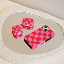 xoxo Wildhearts hoesje geschikt voor Airpods 1/2 - Drunk In Love - Ook als telefoonhoesje verkrijgbaar - schokbestendige case geschikt voor Airpod 1 en 2 - koptelefoon case - Beschermhoes met print - golvende blokjes - roze / rood — thumbnail 5