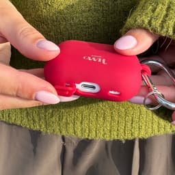 xoxo Wildhearts siliconen hoesje geschikt voor AirPods Pro (2) - Silicone Case (Burgundy) - Beschermhoes met clip - Optimale bescherming - Bordeaux Rood — thumbnail 3