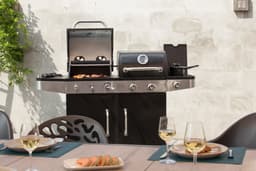 SUMM – Hybride Barbecue MAGNUS – Gasbarbecue & Houtskool BBQ – 2 Grillroosters 48x42 cm – Zijbrander – Opbergkast – Verrijdbaar – Zwart/RVS - Hoogwaardige kwaliteit — thumbnail 3