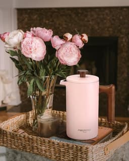 French Press koffiezetapparaat, 1 liter/8 kopjes, dubbelwandige geïsoleerde koffiepot en theekoker, handfilter, koffiepers met zuiger, houten handvat, roze — thumbnail 2