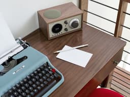 Tivoli Audio - Model One+ - DAB+ Wekkerradio - Walnut/Beige — thumbnail 3