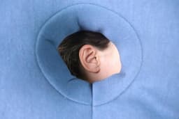 Comfortabel Slaapkussen met Uitsparing voor Oor, Ideaal na Piercing of Operatie — thumbnail 4