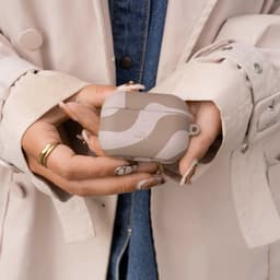 xoxo Wildhearts hoesje geschikt voor AirPods Pro 3 - Ride With Me Brown - Ook als telefoonhoesje verkrijgbaar - schokbestendige case - koptelefoonhoes - Beschermhoes met met golvende print - golven - beige / bruin — thumbnail 2