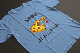 Shirt - Love at first bite - Wurban Wear | Grappig shirt | Dieet | Unisex tshirt | Fast food | Airfryer | Sport | Verwenpakket | Wit & Licht blauw — thumbnail 3