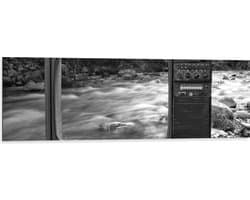 Dibond - Oude Vintage Televisie met Doorkijk op Rivier (Zwart-wit) - 120x40 cm Foto op Aluminium (Wanddecoratie van metaal)