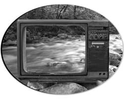 Dibond Ovaal - Oude Vintage Televisie met Doorkijk op Rivier (Zwart-wit) - 28x21 cm Foto op Ovaal (Met Ophangsysteem)
