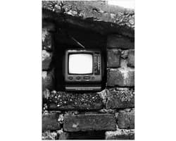 Poster Glanzend – Ouderwetse Televisie in de Muur (Zwart-wit) - 50x75 cm Foto op Posterpapier met Glanzende Afwerking