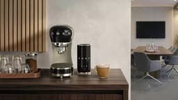 SMEG ECF12BLEU Espressomachine Set met Melkopschuimer - 15 Bar - Thermoblock - Geschikt voor Gemalen Koffie & E.S.E. Pads - '50s Style - Zwart — thumbnail 3