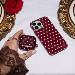 xoxo Wildhearts hoesje geschikt voor AirPods Pro 3 - Polka Dots (Burgundy) - Ook als telefoonhoesje verkrijgbaar - schokbestendige case - koptelefoonhoesje - Beschermhoes met stippenpatroon - Bordeauxrood met witte stippen — thumbnail 2