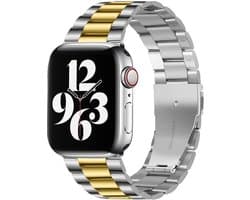 By Qubix - Geschikt voor Apple Watch bandje - Stalen schakelband - Zilver met goud - Geschikt voor Apple Watch 38 mm / 40 mm / 41 mm / 42 mm - Smartwatch bandje - stalen bandje