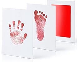 New Age Devi - Baby hand- en voetafdruk fotokaartje - Het perfecte cadeau voor elke ouder - Een uniek alternatief voor gipsafdrukken - Gemakkelijk schoon te maken - Met prachtige rode inkt