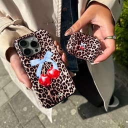 xoxo Wildhearts hoesje geschikt voor AirPods 4 - Berry Wild - Ook als telefoonhoesje verkrijgbaar - schokbestendige case - koptelefoonhoes - Beschermhoes met met tijgerprint / luipaardprint - kers print - dierenprint hoesje - kersen - panterprint — thumbnail 5