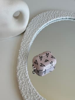 xoxo Wildhearts hoesje geschikt voor AirPods Pro - All Yours - Matte - Ook als telefoonhoesje verkrijgbaar - schokbestendige case - koptelefoon hoesje - Mat - Beschermhoes met hartjesprint - hartjes - Beige - Zwart — thumbnail 5