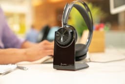 Poly Voyager Focus 2 MS Draadloze Office Headset + Oplaadstation — thumbnail 5