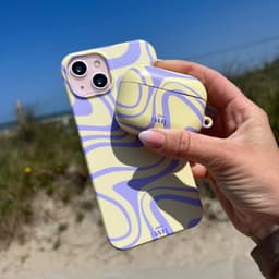 xoxo Wildhearts hoesje geschikt voor Airpods Pro 1 / Pro 2 - Sunny Side Up - Ook als telefoonhoesje verkrijgbaar - schokbestendige case geschikt voor Airpod Pro (2) - koptelefoon case - Beschermhoes met golvende print - golven - geel / paars — thumbnail 2